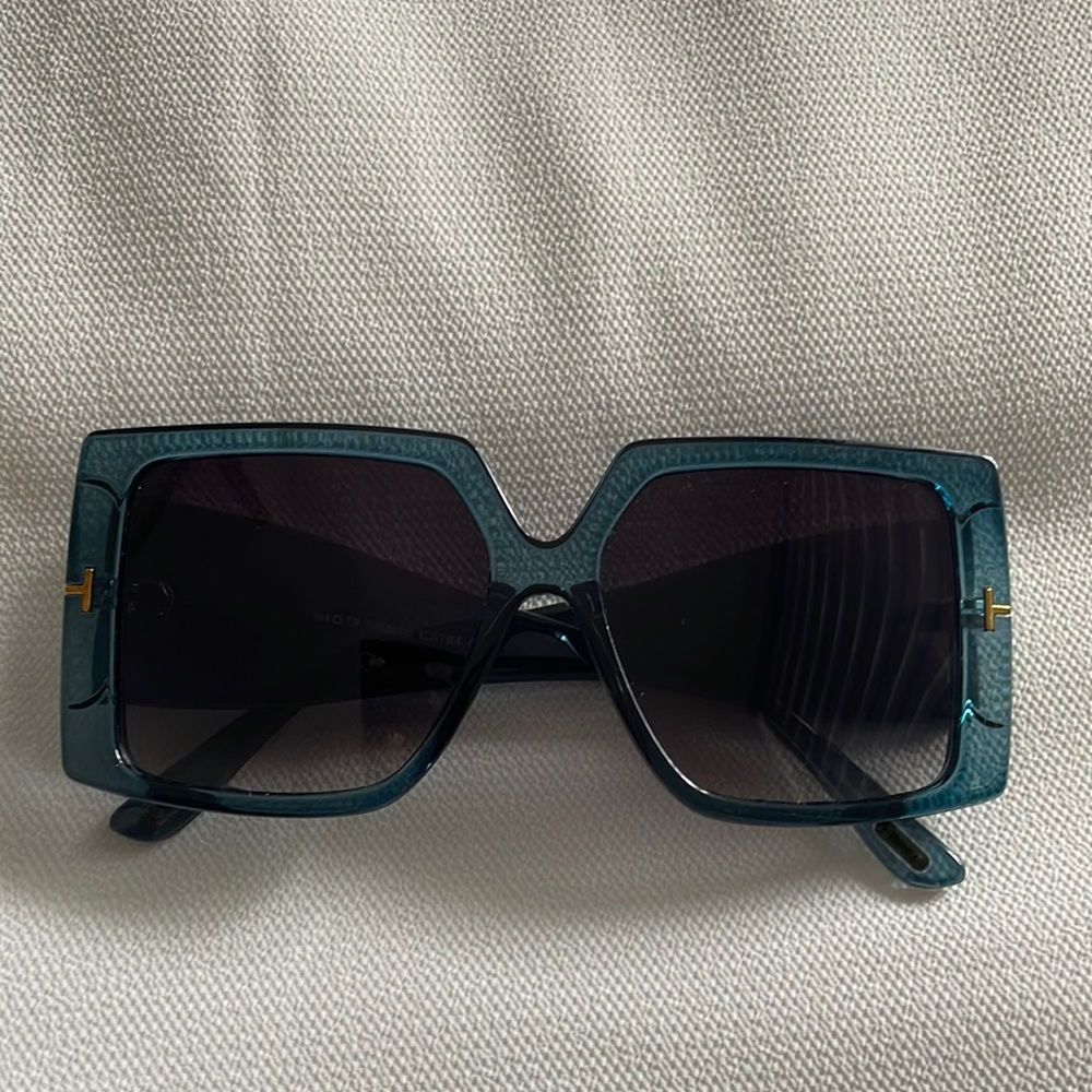 Blue fashion sun glasses